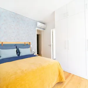 blue-by-the-river-elegant-two-bedroom-in-santos.hotels-lisbon-portugal.com/